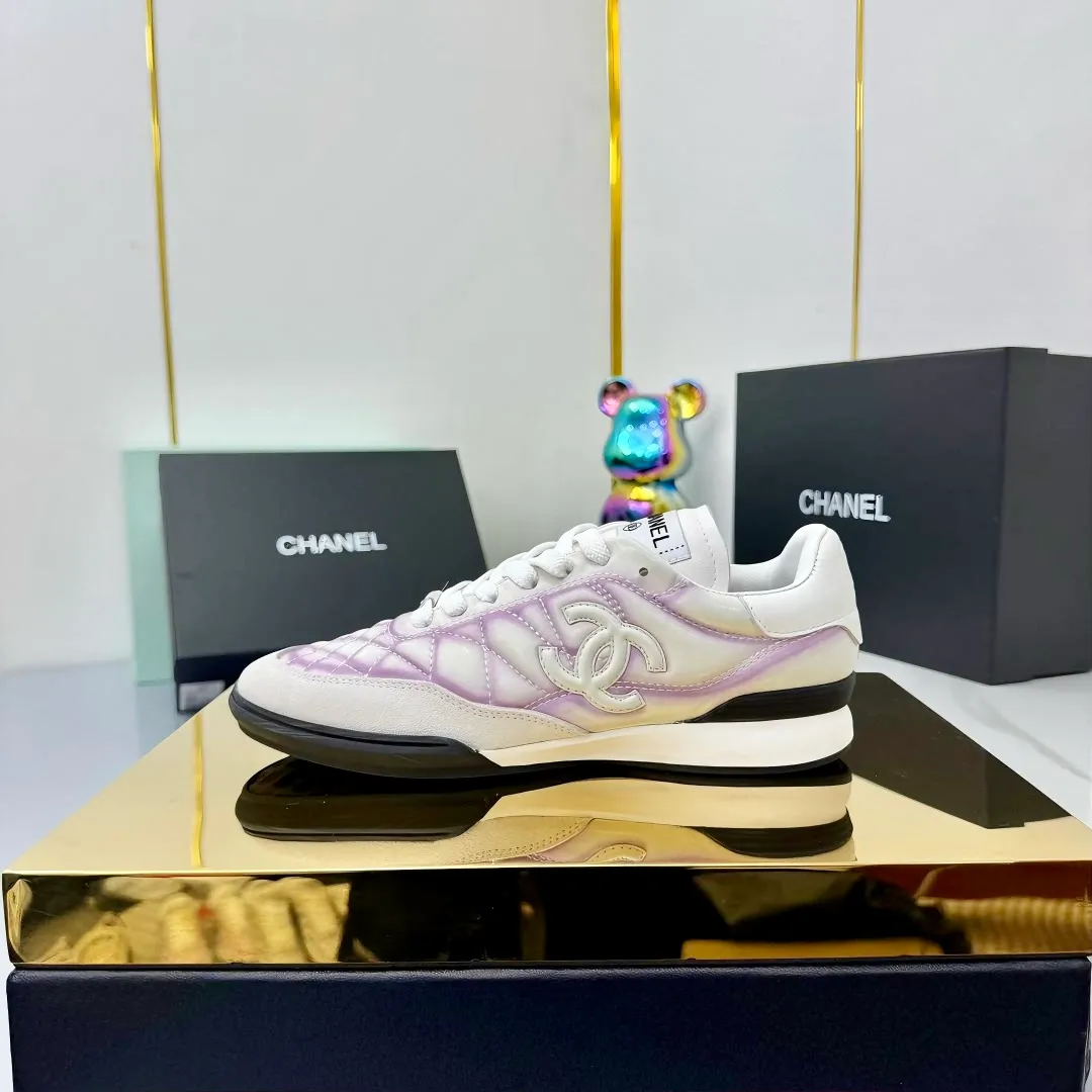 👟👟Ex-factory price 640👟👟 Top version Chanel Chanel - 2025 counter top casual sports shoes This sneaker is a classic design; the upper is electro-embroidered with a variety of techniques; the outsole is fashionable and sporty; it is unusual to incorporate a variety of color matching elements... The diversified mix and match is very beautiful and versatile, and can be used for leisure, fashion, sports and outdoor... ꫛꫀꪝ Go➫ Material: ❶The upper is made of: original cowhide ❷The inner lining is made of: original imported sheepskin ❸The outsole is based on: original TPU combination outsole Full set of boutique packaging for women 35–41 👉
